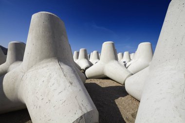 İtalya, Sicilya, Messina vilayeti, inşaat halindeki limanın yakınındaki sahilde beton tetrapodlar