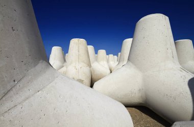 İtalya, Sicilya, Messina vilayeti, inşaat halindeki limanın yakınındaki sahilde beton tetrapodlar