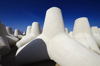 İtalya, Sicilya, Messina vilayeti, inşaat halindeki limanın yakınındaki sahilde beton tetrapodlar