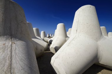 İtalya, Sicilya, Messina vilayeti, inşaat halindeki limanın yakınındaki sahilde beton tetrapodlar