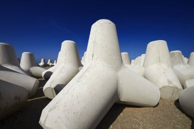 İtalya, Sicilya, Messina vilayeti, inşaat halindeki limanın yakınındaki sahilde beton tetrapodlar