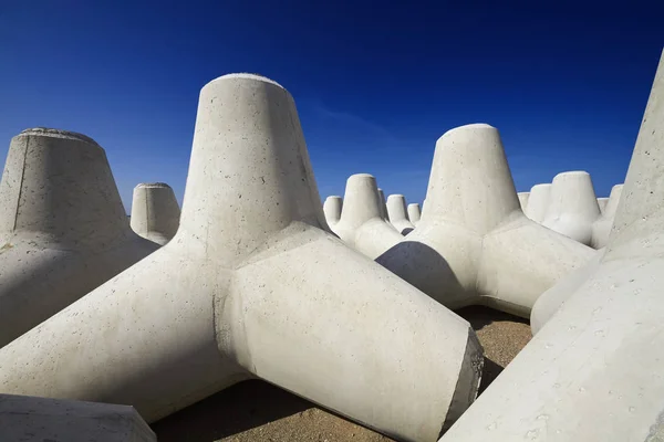 이탈리아, 시칠리아, 메시나 지방, 건설중인 항구 근처 해변에 있는 콘크리트 네발 동물 — 스톡 사진