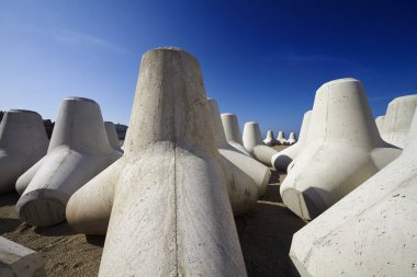İtalya, Sicilya, Messina vilayeti, inşaat halindeki limanın yakınındaki sahilde beton tetrapodlar