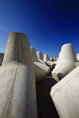 İtalya, Sicilya, Messina vilayeti, inşaat halindeki limanın yakınındaki sahilde beton tetrapodlar