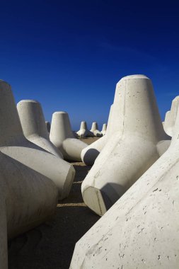 İtalya, Sicilya, Messina vilayeti, inşaat halindeki limanın yakınındaki sahilde beton tetrapodlar
