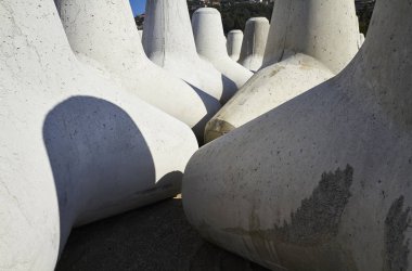 İtalya, Sicilya, Messina vilayeti, inşaat halindeki limanın yakınındaki sahilde beton tetrapodlar