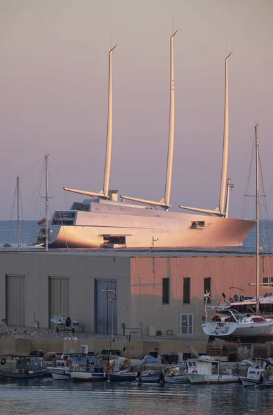 Itália, Sicília, Mar Mediterrâneo, Marina di Ragusa; 15 Outubro 2017, barcos e iates de luxo no porto e maior veleiro do mundo fora - EDITORIAL — Fotografia de Stock