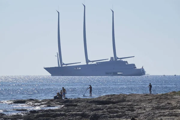 Italien, Sizilien, Mittelmeer, Marina di ragusa; 15. Oktober 2017, Menschen am Meer und das größte Segelboot der Welt - Leitartikel — Stockfoto