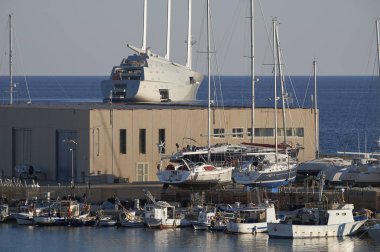 İtalya, Sicilya, Akdeniz, Marina di Ragusa; 15 Ekim 2017, tekneler ve Lüks Yatlar liman ve dünyanın en büyük yelkenli tekne dışında - Editörden