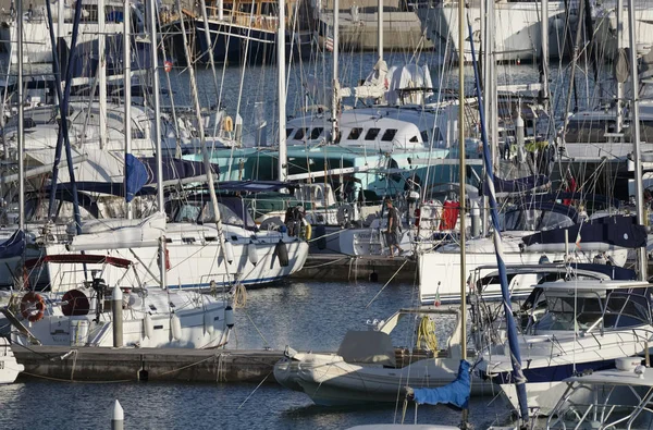 Itália, Sicília, Mar Mediterrâneo, Marina di Ragusa; 18 Outubro 2017, barcos e iates de luxo no porto - EDITORIAL — Fotografia de Stock