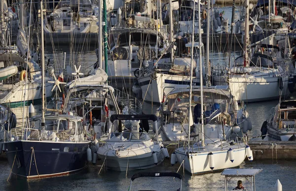 Італія, Сицилія, Середземне море, Марина ді Ragusa; 18 жовтня 2017, розкішні яхти в порт - редакції — стокове фото
