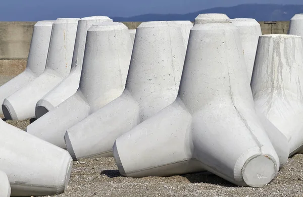 Italië, Sicilië, provincie Messina, betonnen tetrapoden op het strand in de buurt van een haven in aanbouw — Stockfoto