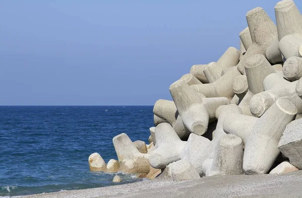 Olaszország, Szicília, Messina tartomány, beton tetrapodok a parton, egy építés alatt álló kikötő közelében — Stock Fotó