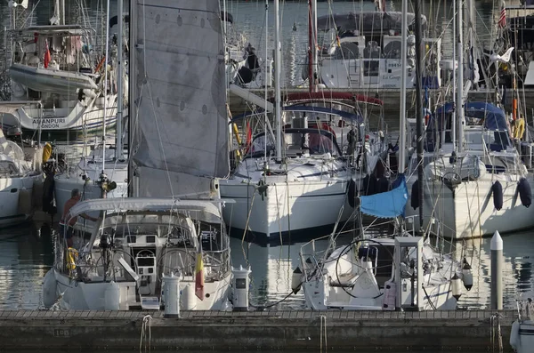 Itália, Sicília, Mar Mediterrâneo, Marina di Ragusa; 19 de outubro de 2017, veleiros no porto - EDITORIA — Fotografia de Stock