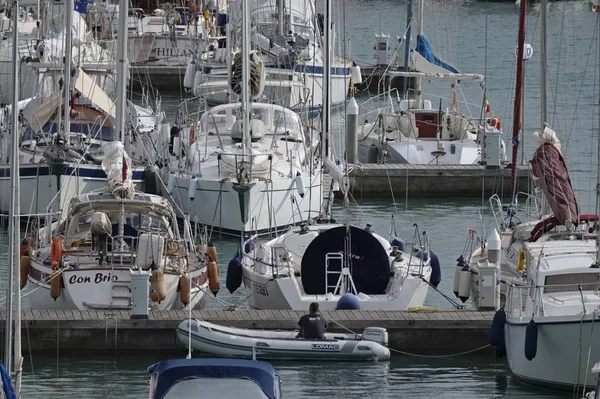 Italië, Sicilië, Middellandse Zee, Marina di Ragusa; 20 oktober 2017, jachten boten en luxe in de haven - redactie — Stockfoto