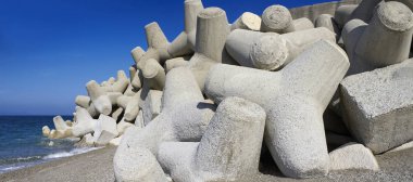 İtalya, Sicilya, Messina vilayeti, inşaat halindeki limanın yakınındaki sahilde beton tetrapodlar