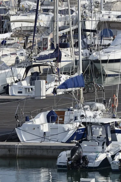 Italia, Sicilia, Mediterraneo, Marina di Ragusa; 21 ottobre 2017, barche e yacht di lusso in porto - EDITORIALE — Foto Stock