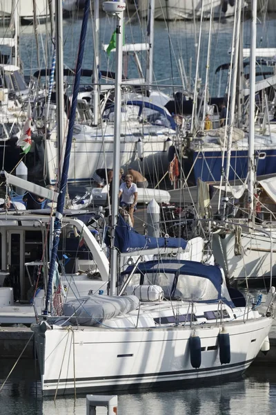 Italia, Sicilia, Mar Mediterráneo, Marina di Ragusa; 21 Octubre 2017, yates de lujo en el puerto - EDITORIAL —  Fotos de Stock