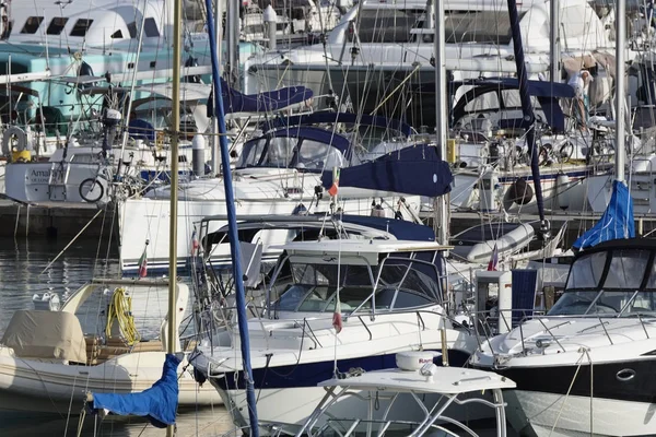 Itálie, Sicílie, Středozemní moře, Marina di Ragusa; 21. října 2017, lodě a luxusní jachty v přístavu - Editorial — Stock fotografie
