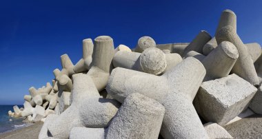 İtalya, Sicilya, Messina vilayeti, inşaat halindeki limanın yakınındaki sahilde beton tetrapodlar