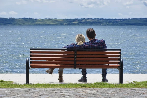 Italien, bracciano see (rom), junges paar entspannen auf einer bank — Stockfoto