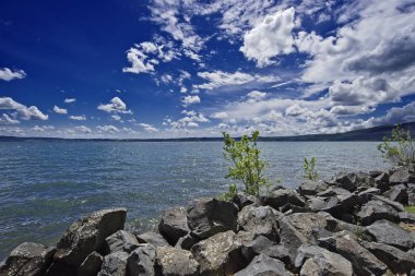 İtalya, bracciano Gölü, trevignano (Roma), volkanik göl manzarası