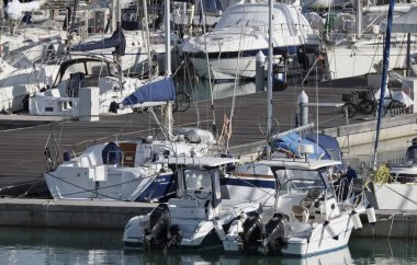 İtalya, Sicilya, Akdeniz, Marina di Ragusa; 25 Ekim 2017, Lüks Yatlar port - Editörden