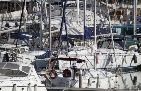 Италия, Сицилия, Средиземное море, Marina di Ragusa; 25 октября 2017, роскошные яхты в порту - РЕДАКЦИЯ — стоковое фото