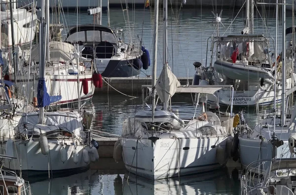 Itália, Sicília, Mar Mediterrâneo, Marina di Ragusa; 25 Outubro 2017, iates de luxo no porto - EDITORIAL — Fotografia de Stock