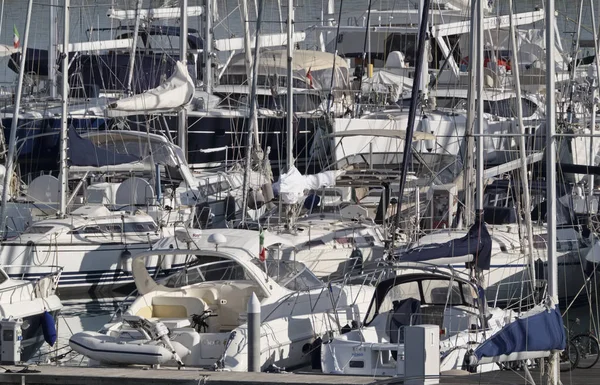 Italien, Sizilien, Mittelmeer, Marina di ragusa; 25. Oktober 2017, Luxusyachten im Hafen - Leitartikel — Stockfoto