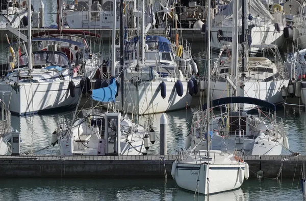 Itália, Sicília, Mar Mediterrâneo, Marina di Ragusa; 25 Outubro 2017, iates de luxo no porto - EDITORIAL — Fotografia de Stock
