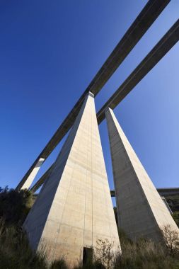 İtalya, Sicilya, Messina vilayeti, otoyol üstgeçidi beton sütunlar