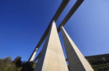 İtalya, Sicilya, Messina vilayeti, otoyol üstgeçidi beton sütunlar