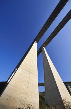 İtalya, Sicilya, Messina vilayeti, otoyol üstgeçidi beton sütunlar