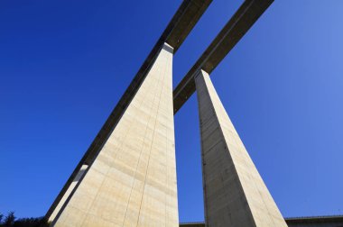 İtalya, Sicilya, Messina vilayeti, otoyol üstgeçidi beton sütunlar