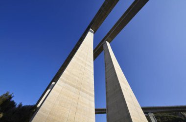 İtalya, Sicilya, Messina vilayeti, otoyol üstgeçidi beton sütunlar