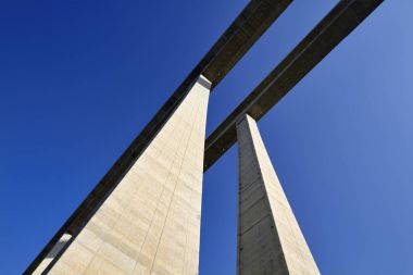 İtalya, Sicilya, Messina vilayeti, otoyol üstgeçidi beton sütunlar