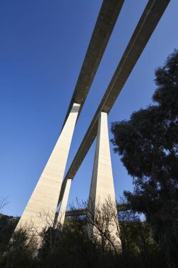 İtalya, Sicilya, Messina vilayeti, otoyol üstgeçidi beton sütunlar