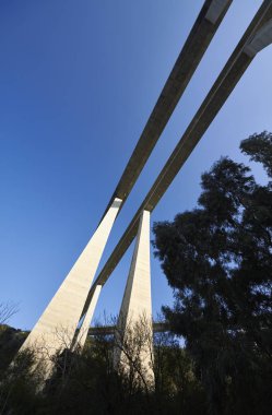 İtalya, Sicilya, Messina vilayeti, otoyol üstgeçidi beton sütunlar