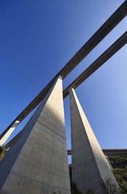 İtalya, Sicilya, Messina vilayeti, otoyol üstgeçidi beton sütunlar