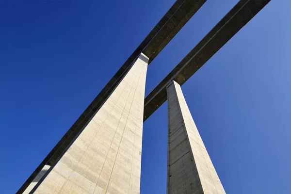 Italien, Sizilien, Provinz Messina, Autobahnüberführung Betonpfeiler — Stockfoto