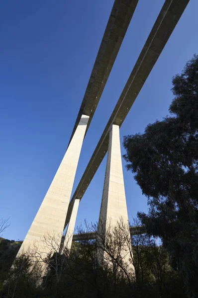 イタリア、シチリア島、メッシーナ州、高速道路のフライオーバーコンクリート柱 — ストック写真