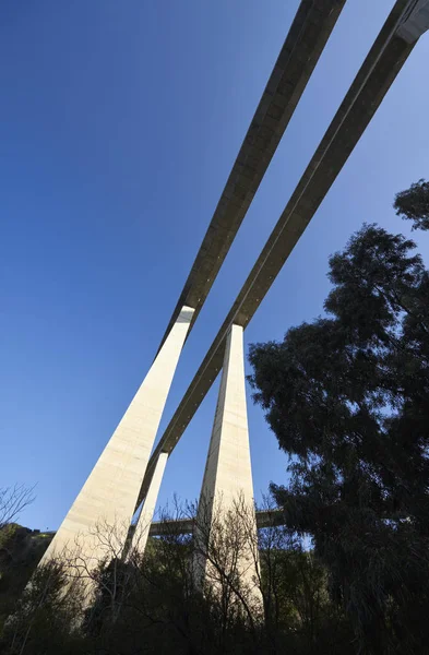 İtalya, Sicilya, Messina vilayeti, otoyol üstgeçidi beton sütunlar