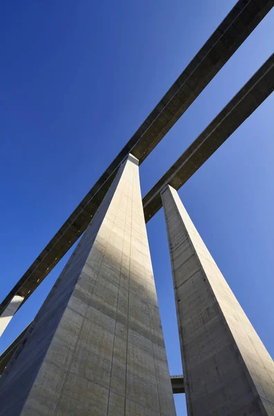 Italien, Sizilien, Provinz Messina, Autobahnüberführung Betonpfeiler — Stockfoto