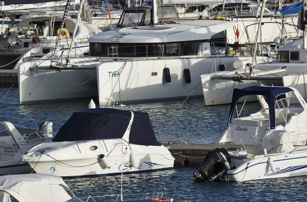 Italien, Sizilien, Mittelmeer, Marina di ragusa; 29. Oktober 2017, Motorboote und Luxusyachten im Hafen - Leitartikel — Stockfoto