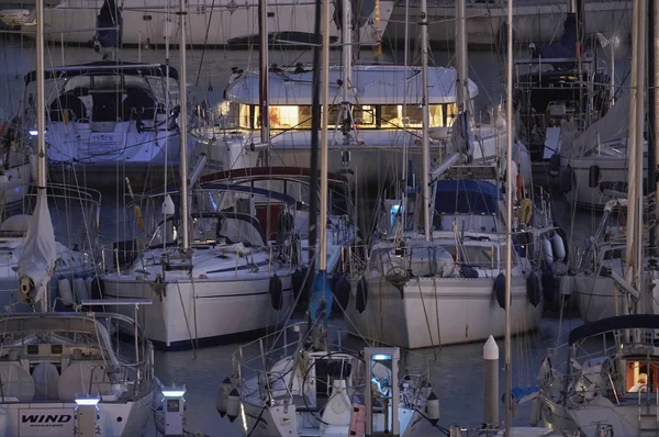 Włochy, Sycylia, Morze Śródziemne, Marina di Ragusa; 30 października, luksusowe jachty w porcie w nocy - Redakcja — Zdjęcie stockowe