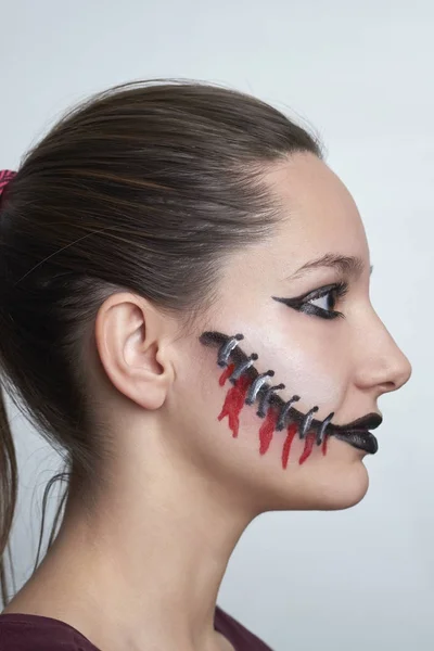 Porträt eines Mädchens mit Halloween-Make-up — Stockfoto