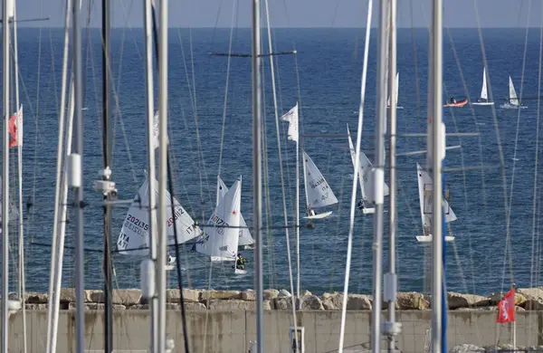 Italia, Sicilia, Mar Mediterráneo, Marina di Ragusa; 1 Noviembre 2017, mástiles de velero en el puerto deportivo y veleros - EDITORIAL —  Fotos de Stock