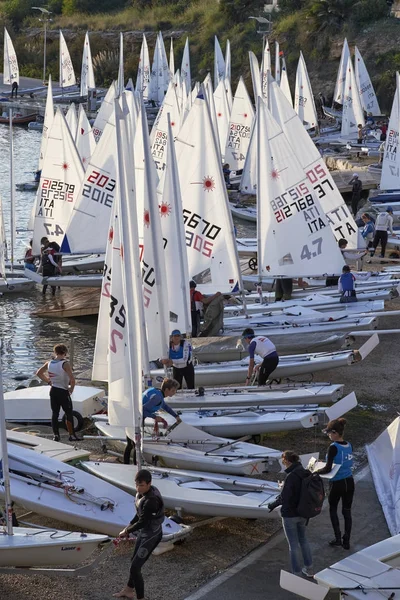 Itália, Sicília, Mar Mediterrâneo, Marina di Ragusa; 3 Novembro 2017, pessoas e botes de vela no porto - EDITORIAL — Fotografia de Stock