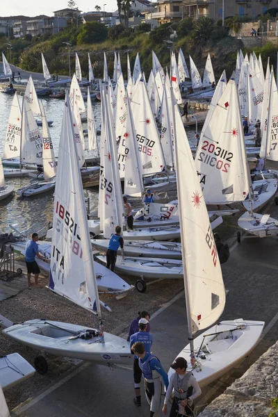 Itália, Sicília, Mar Mediterrâneo, Marina di Ragusa; 3 Novembro 2017, pessoas e botes de vela no porto - EDITORIAL — Fotografia de Stock